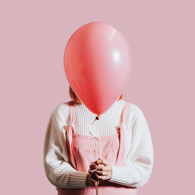 Бесплатное фото Женщина с одним воздушным шаром