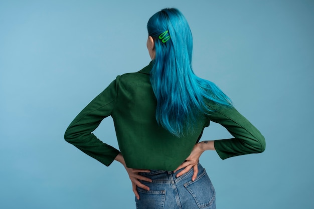 Бесплатное фото Женщина с голубыми волосами, вид сзади