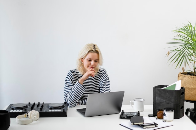 Бесплатное фото Женщина с ноутбуком, работающим из дома