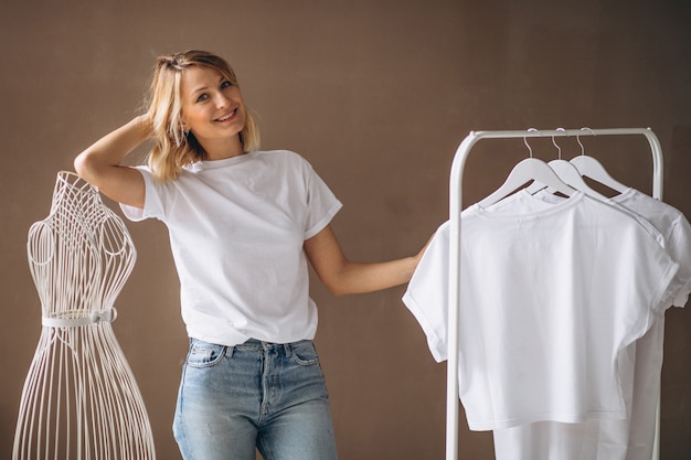 Бесплатное фото Женщина выбирает белую рубашку