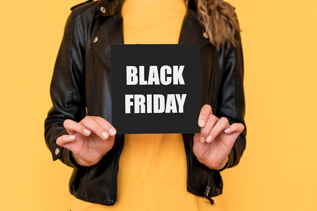 Бесплатное фото Женщина, держащая этикетку черная пятница