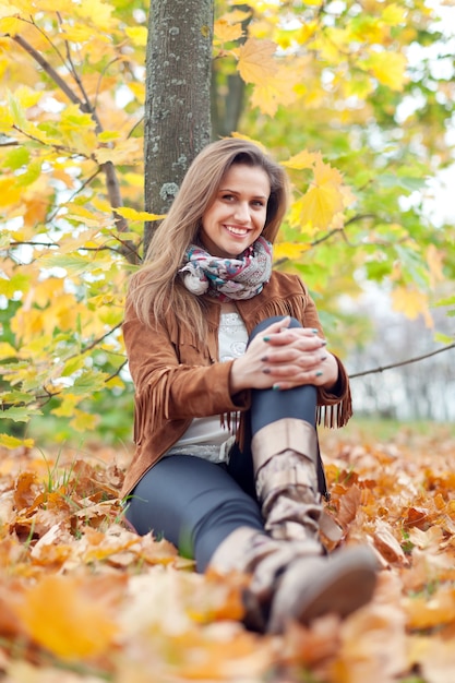 Free photo woman sits in autumn park