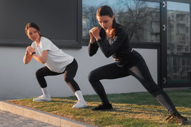 Бесплатное фото Женщины вместе тренируются на открытом воздухе