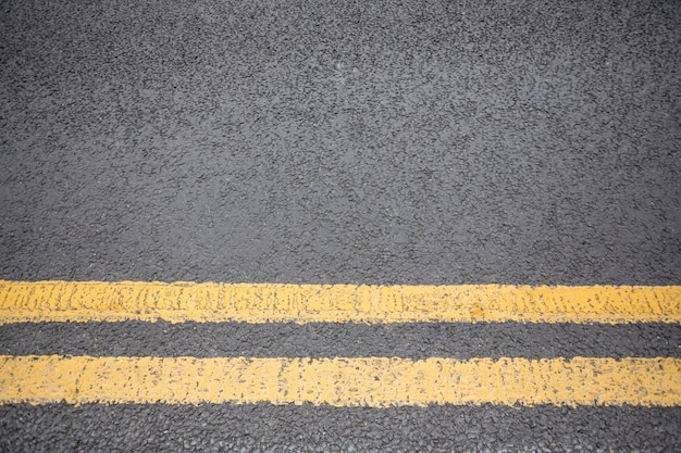 Бесплатное фото Желтый дорожной разметки на дорожном покрытии