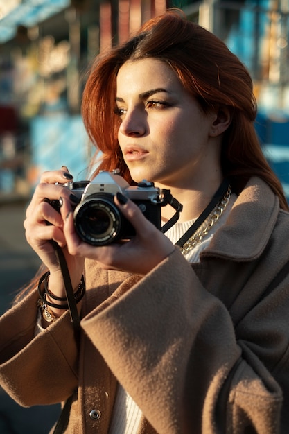 Бесплатное фото Молодая женщина фотографирует