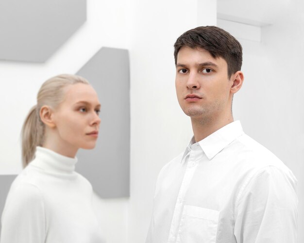 Молодая женщина и мужчина в белой одежде
