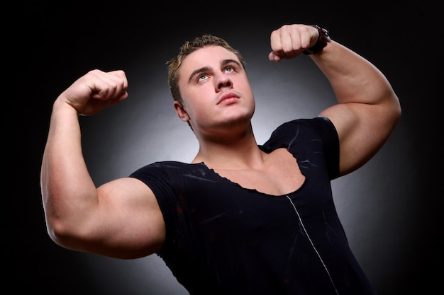Бесплатное фото Молодой и красивый мускулистый мужчина