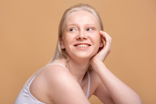 Бесплатное фото Портрет молодой блондинки женской модели