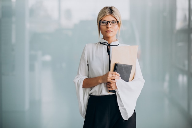 Бесплатное фото Молодая деловая женщина в стильный наряд в офисе
