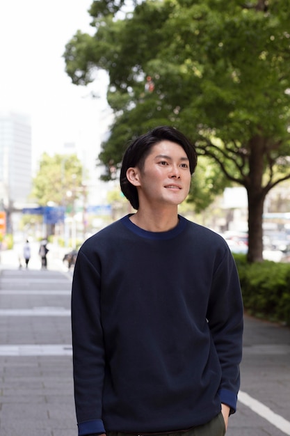 무료 사진 파란색 스웨터에 젊은 일본 남자
