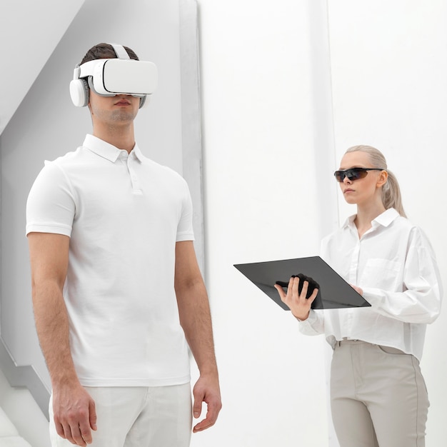 Молодой человек с симулятором виртуальной реальности и тестирование женщины