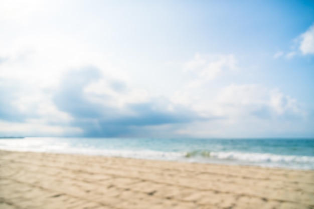 Free photo abstract blur defocused beautiful beach and sea