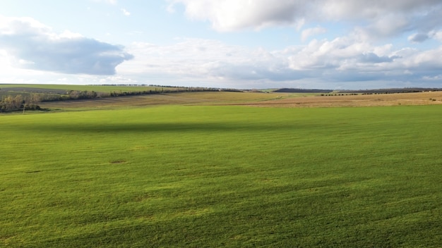 Бесплатное фото Вид с воздуха на природу молдовы, засеянные поля, деревья вдалеке, облачное небо