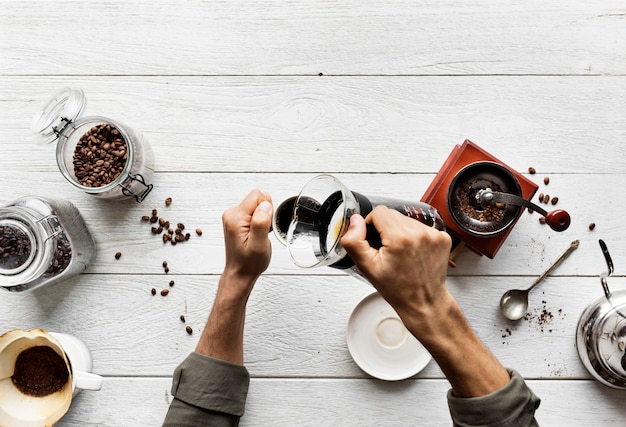 Бесплатное фото Аэрофотосъемка людей, делающих капельный кофе