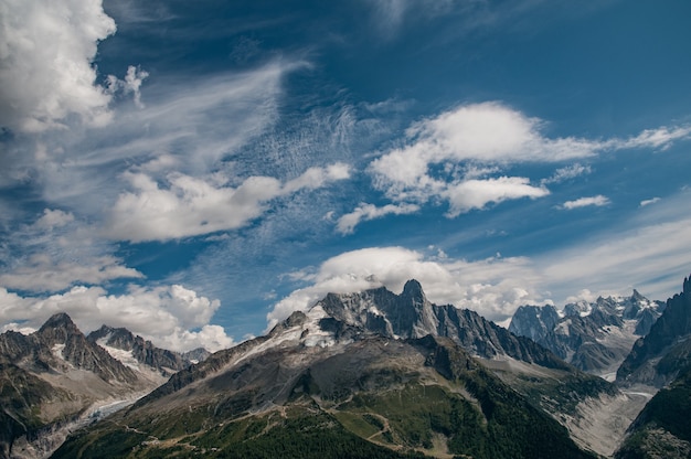 Бесплатное фото Эгюий верте с облачным голубым небом, ледниками и горами