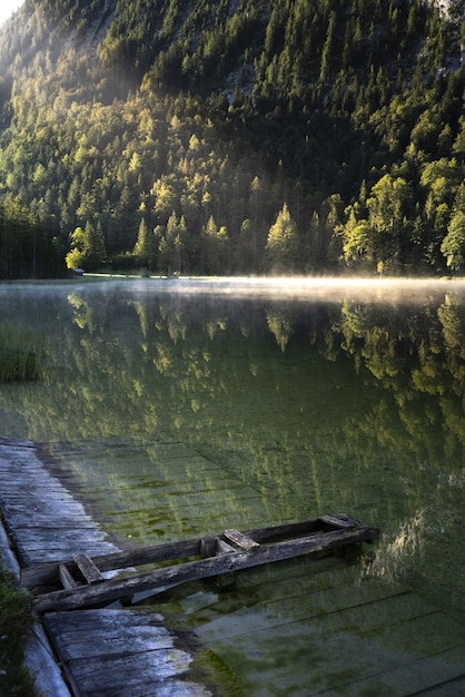 Бесплатное фото Удивительный снимок озера ферхензее в баварии, германия