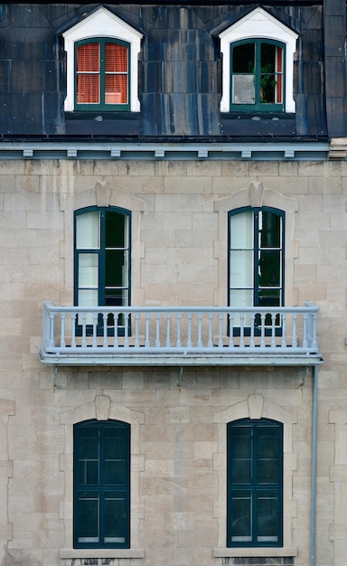 Бесплатное фото Древнее окно старого здания в квебеке