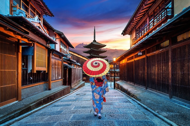 Free photo asian woman wearing japanese traditional kimono at yasaka pagoda and sannen zaka street in kyoto, japan.