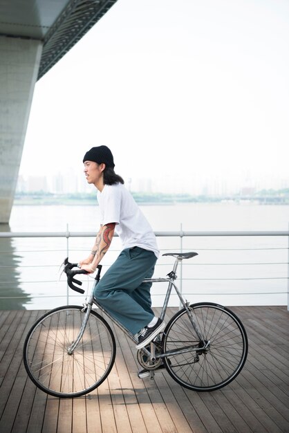 무료 사진 그의 자전거를 타고 아시아 남자