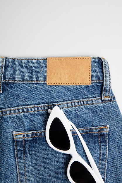 Foto gratuita modello del logo dei jeans per l'abbigliamento