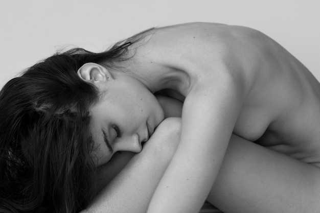 Foto gratuita donna nuda artistica in posa