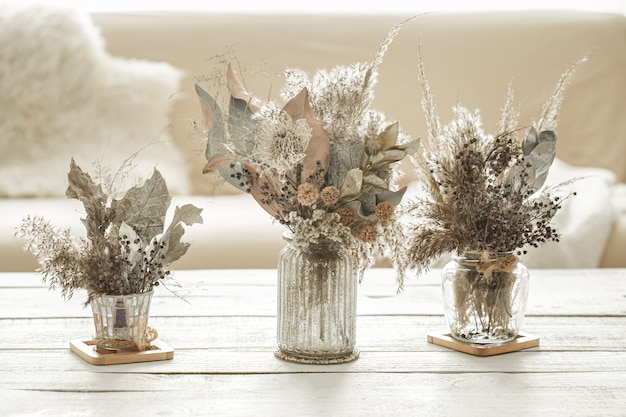 Бесплатное фото Фоновая композиция с множеством разных сухоцветов в вазах