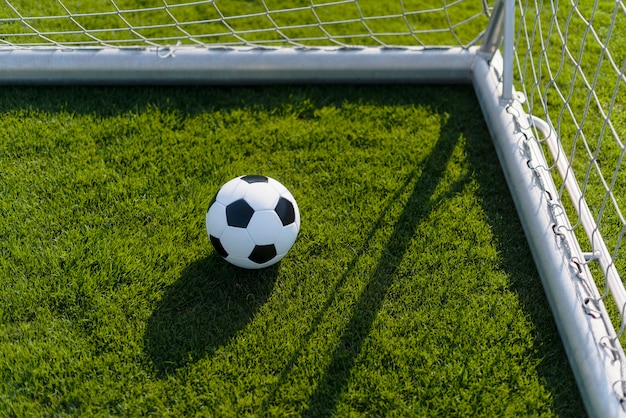 Бесплатное фото Мяч в воротах на футбольном поле