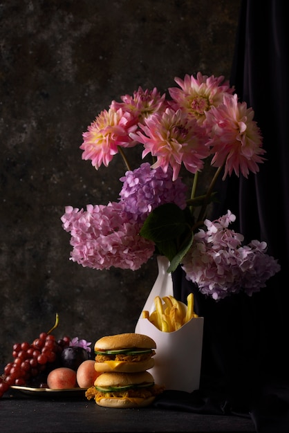 Бесплатное фото Стиль барокко с едой и цветами