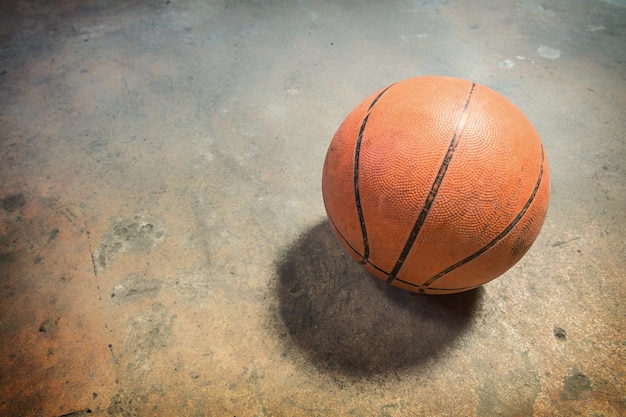 Бесплатное фото Баскетбол на гранж бетонный пол