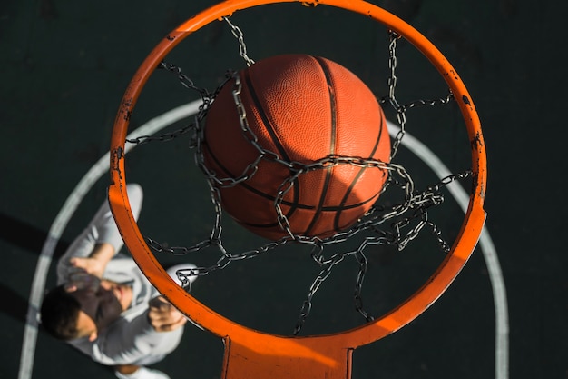 Бесплатное фото Баскетбол падает через кольцо крупным планом