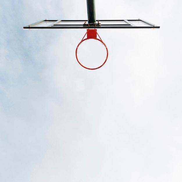 Бесплатное фото Баскетбольное кольцо и сетка с видом на небо