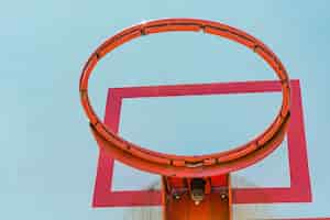Бесплатное фото Баскетбольное кольцо и щит с голубым небом