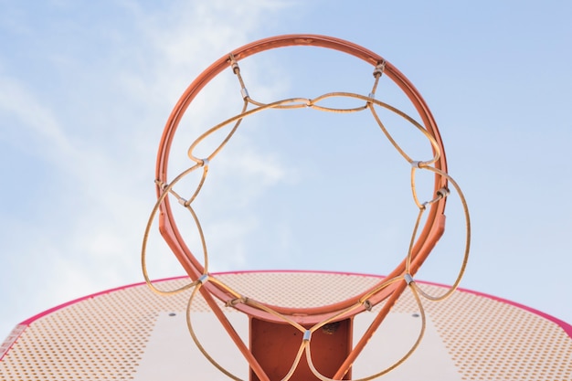 Бесплатное фото Баскетбольное кольцо с голубым небом
