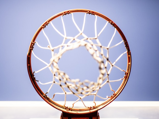 Бесплатное фото Баскетбольное кольцо, снятое сверху