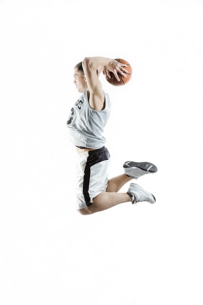 Foto gratuita giocatore di pallacanestro salta con la sfera