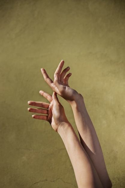 Бесплатное фото Концепция красивых и чувствительных рук