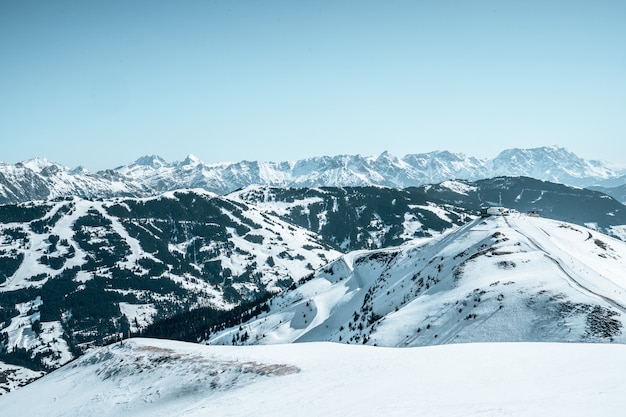 Бесплатное фото Красивый вид с воздуха на могучие альпы