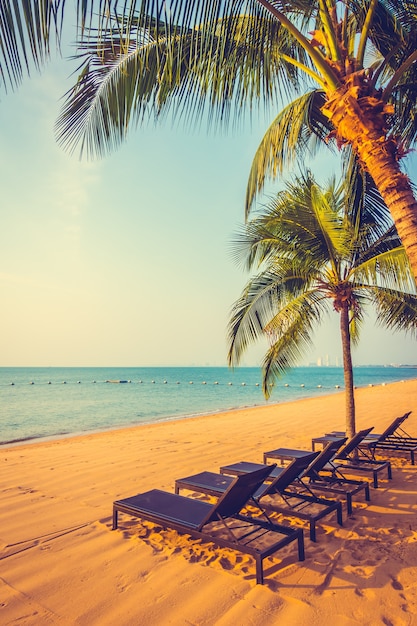 Бесплатное фото Красивый пляж и море с пальмой