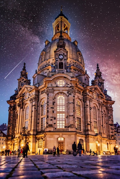 Foto gratuita bella foto ad angolo basso della chiesa luterana frauenkirche a dresda in germania sotto il cielo notturno