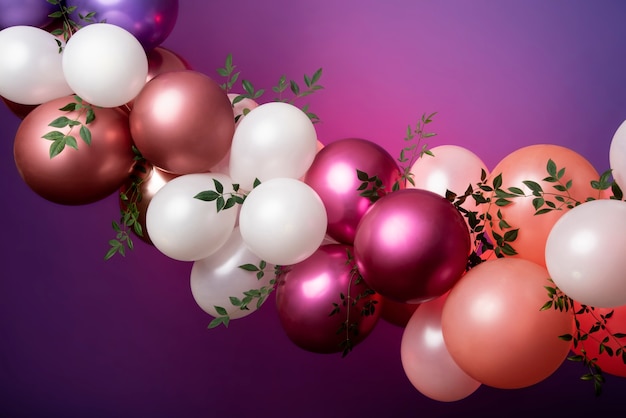 Бесплатное фото Красивые металлические шары с цветами