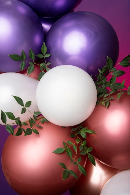 Бесплатное фото Красивые металлические шары с цветами
