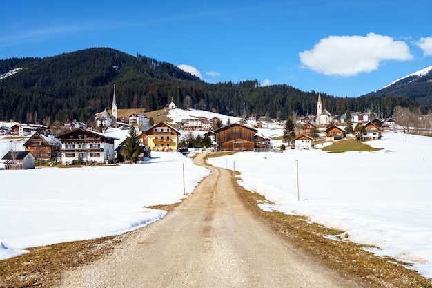 Бесплатное фото Красивый снежный пейзаж в сельской местности тироля, австрия