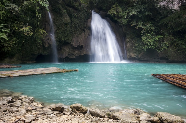 Free photo beautiful scenery of a powerfull waterfall flowing in the sea in cebu, philippines