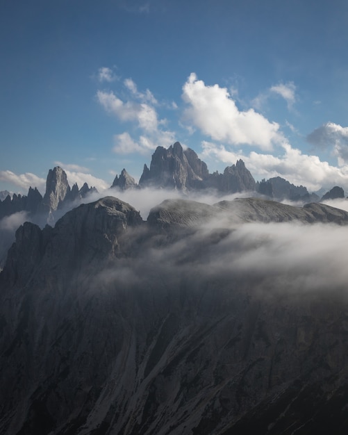 Бесплатное фото Красивый снимок природного парка три вершины, частично покрытого облаками в тоблахе, италия