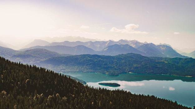 Бесплатное фото Красивая съемка высокогорного озера окруженного зелеными горами с небом