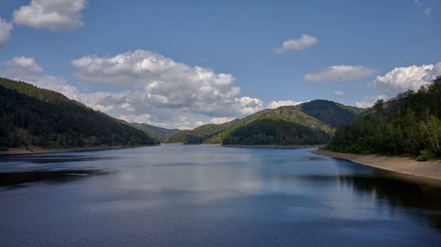 Бесплатное фото Красивый снимок озера, окруженного горами с отражением неба в воде