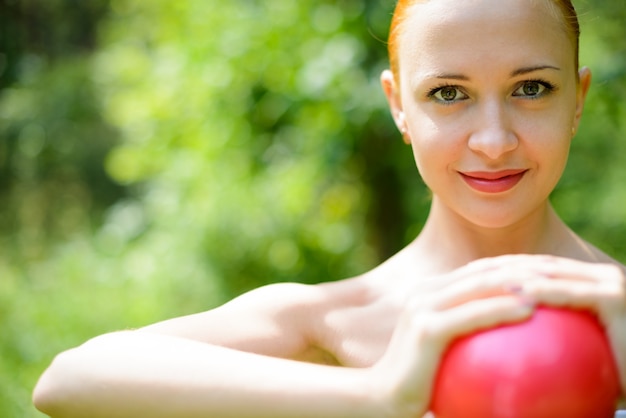 Бесплатное фото Красивая женщина с фитнес-мяч