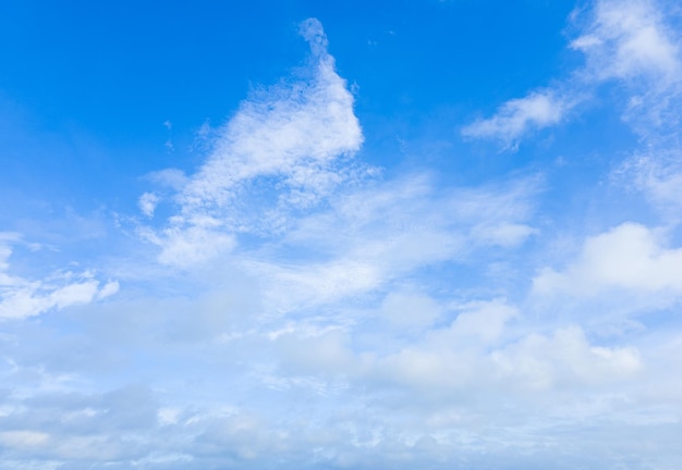 Бесплатное фото Красивые белые облака на голубом небе