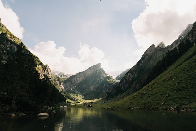 Бесплатное фото Красивый широкий снимок озера, окруженного зелеными горами