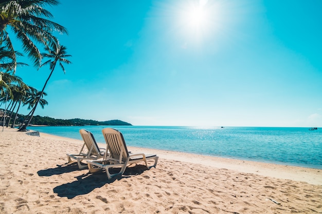 Бесплатное фото Красивый тропический пляж и море с креслом на голубом небе